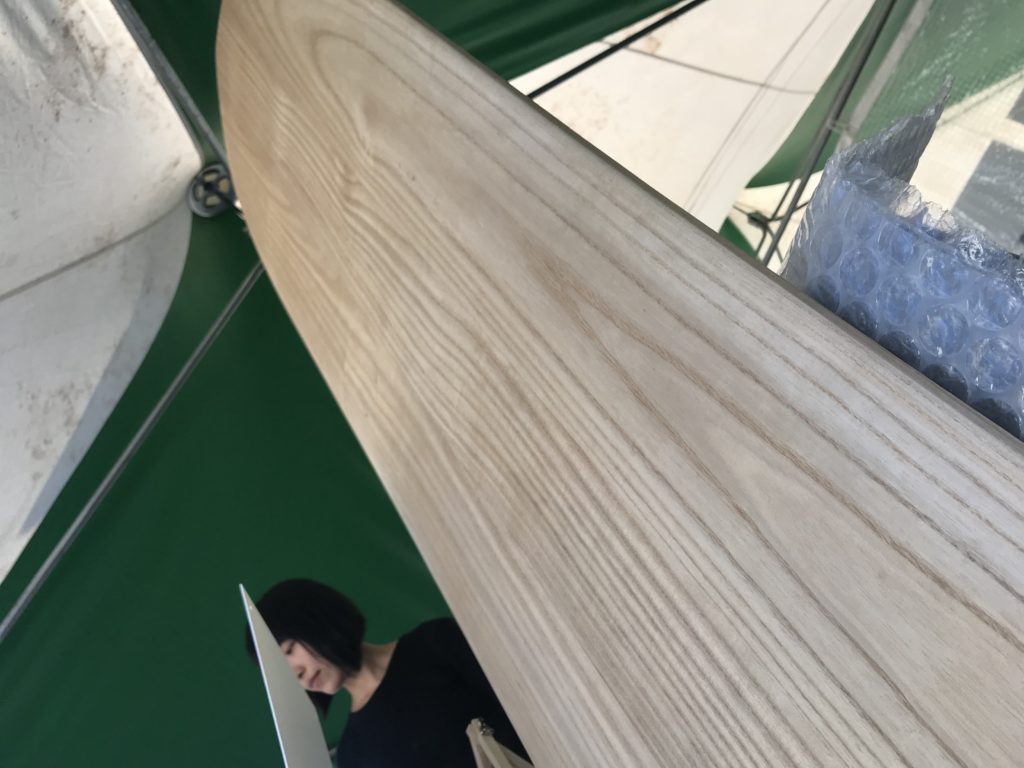 木製サーフボード。