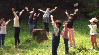 大人こそ、一緒に楽しめる森を。レポート「森の歌会 森のリトミック」