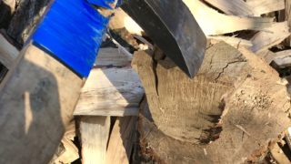 久々に薪割り。風の強い森。キャンピングカーで森の旅262日目。