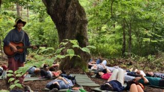 ミズナラのマザーツリーの下で。レポート「ごろんコンサート&森のクラフト市@岩手くずまきワイン」