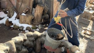 ひとりで井戸を掘る男。坪田さんの自給自足の暮らしぶり！＠群馬県